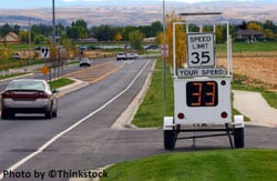 Ruta con letreros de l%26iacute;mite de velocidad y equipos para medir la velocidad de los veh%26iacute;culos.