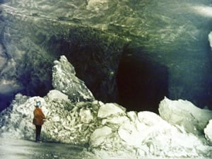 Imagen de un derrumbe grande de rocas en una mina subterr%26aacute;nea de piedra caliza.