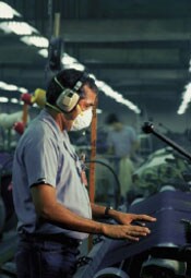 foto de un trabajador en la industria manufacturera