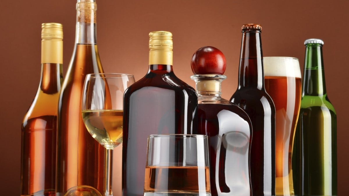 botellas y vasos de vino, cerveza y licor