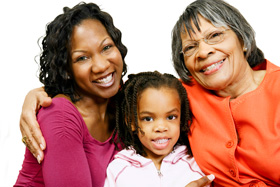 Abuela, madre e hija sentados juntos