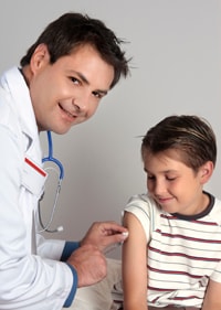 Doctor vacunando un niño