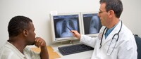 Un doctor examinando radiografías de pulmón de un paciente