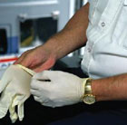 Guantes de protecci&oacute;n usados por un miembro del personal de respuesta para emergencias