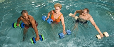 3 adultos exercitam na piscina