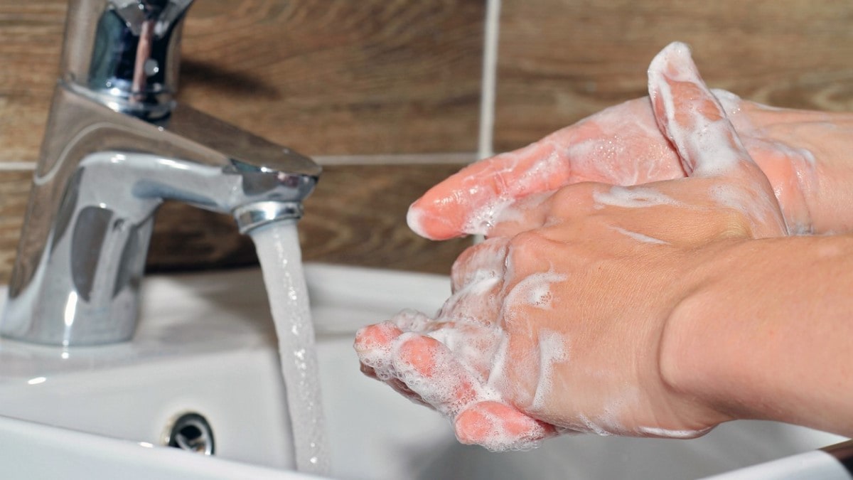 una mujer lavándose las manos
