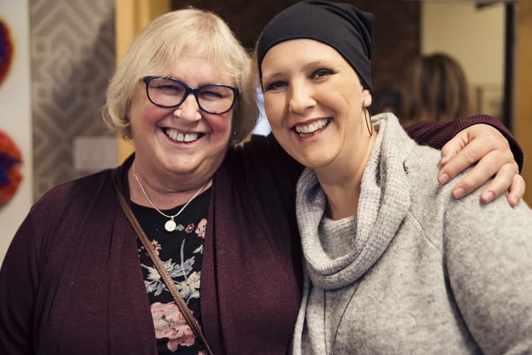 Foto de una paciente de cáncer y su tía sonriendo