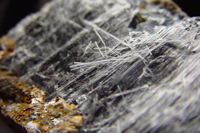Imagen de un mineral de asbesto llamado riebeckita asbestiforme o crocidolita.