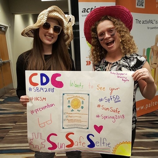 Photo of Laura and Jess promoting sun safety at the Society for Behavioral Medicine annual meeting.