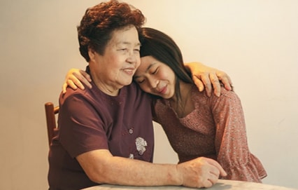 picture of asian mother and daughter hugging
