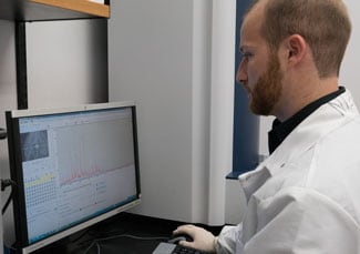 Image of a CDC laboratorian uses MALDI ToF to analyze samples