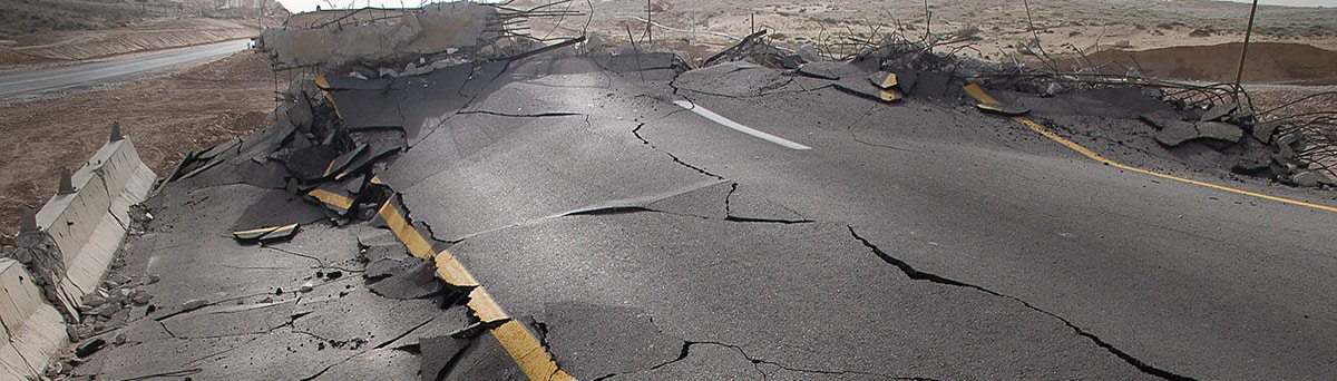 Calle destruida por un terremoto