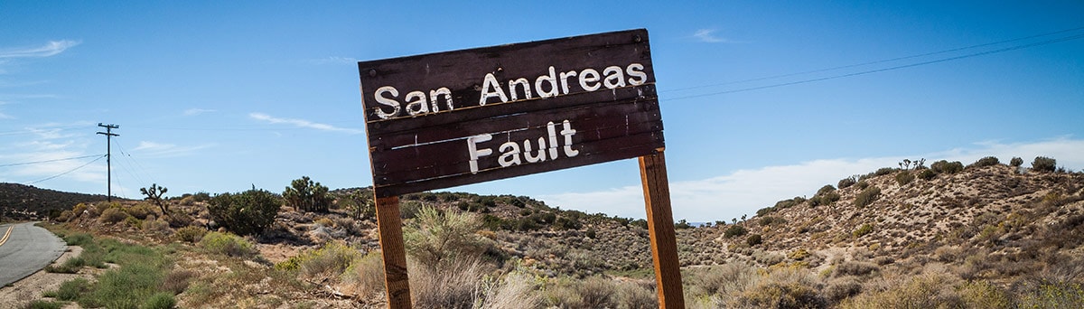 Signo de la falla de San Andreas en el desierto