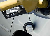 Foto de la boquilla de gasolina en el depósito de gasolina del coche.