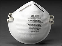 Foto de un respirador desechable para partículas (también conocido como respirador purificador de aire)