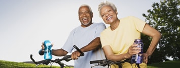 Foto: casal de idosos em bicicletas