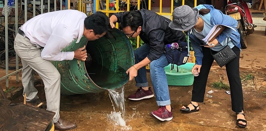 FETP Fellow Trang Tran (far right) and virology technician Quan Le (center) from the Tay Nguyen Institute of Hygiene and Epidemiology, with Thai Mai (far left) from the Thang Hung Health commune station, check for mosquitoes during an investigation of a dengue outbreak in Vietnam’s Central Highlands. Photo: Lý Thị Thùy Trang