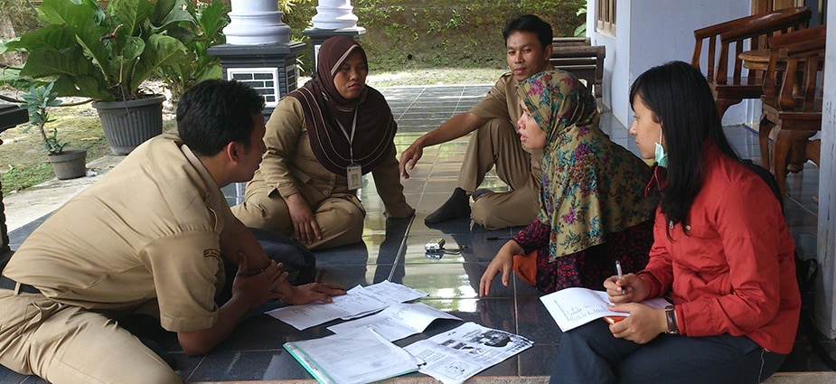 Health professionals and scientists discuss various materials in Indonesia. Photo: Sustani Sinaga, FETP