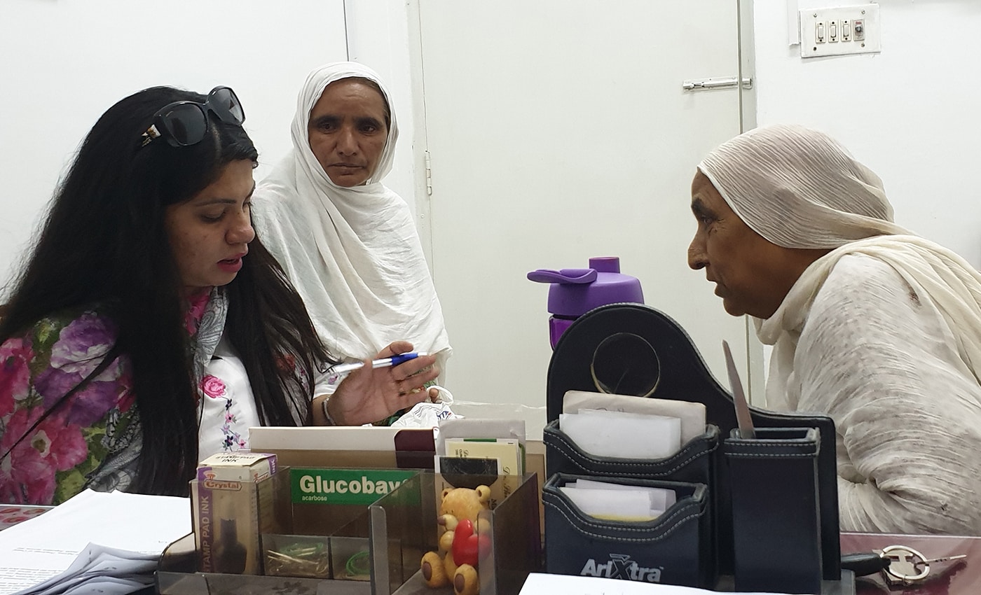 Principal investigator Dr. Nadia Noreen interviews a patient at a hypertension clinic in a tertiary care hospital in Islamabad. Photo: Kamran Younis 