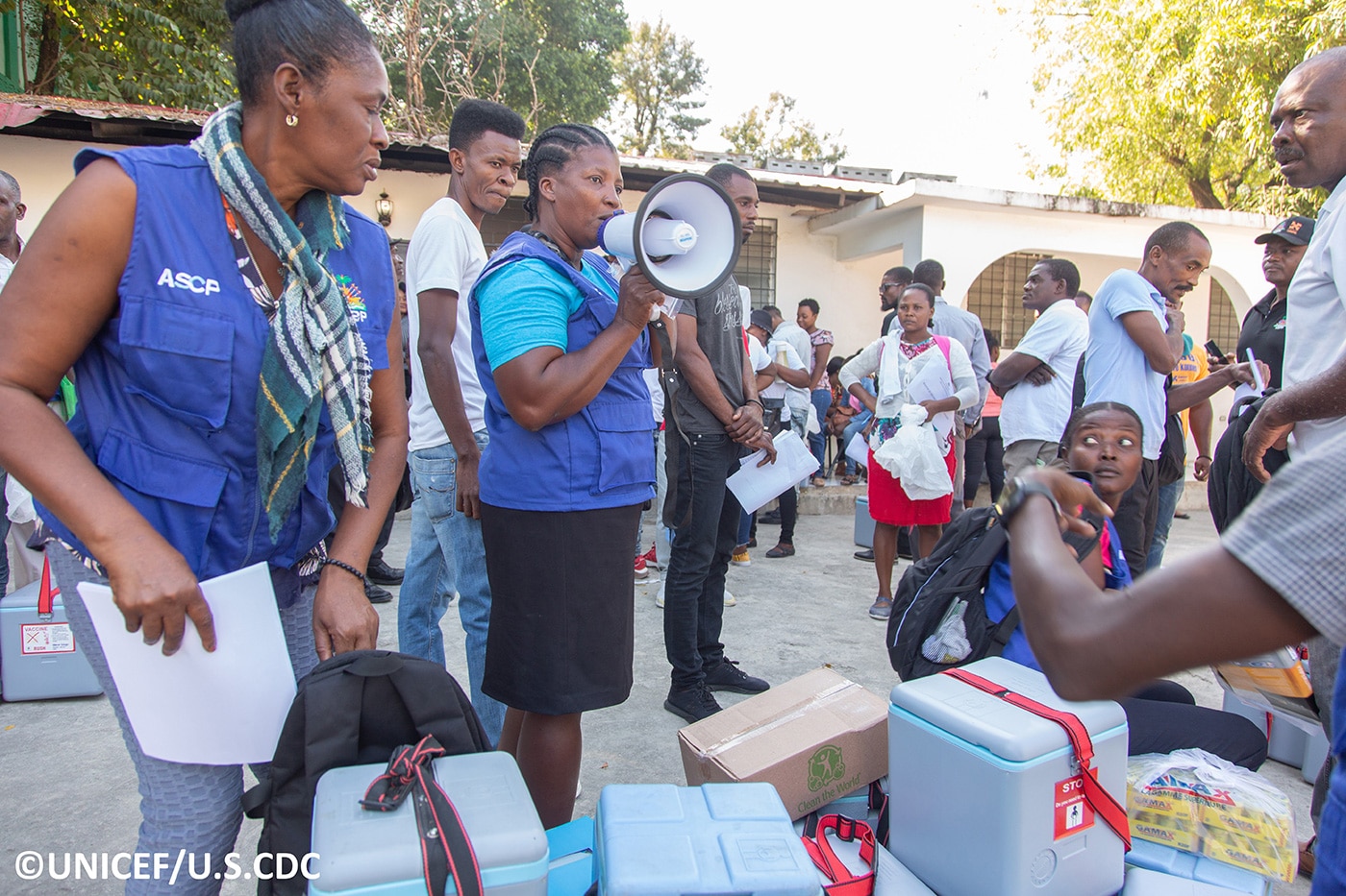 Picture of a woman promoting the launch of a cholera vaccination campaign in Mirebalais and its surroundings.