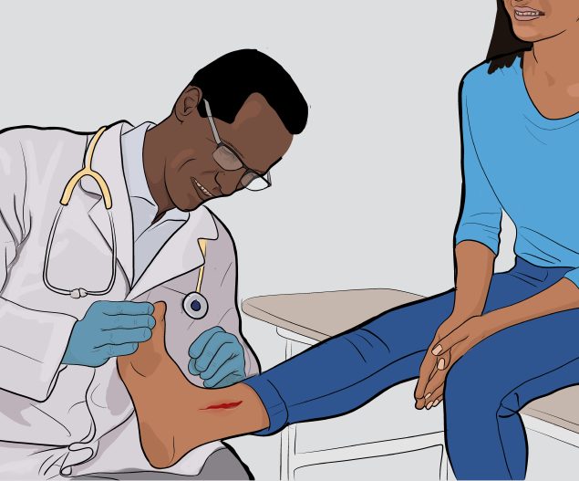 médico examinando una herida abierta en la pierna de una paciente