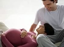 Foto de una mujer embarazada y su esposo