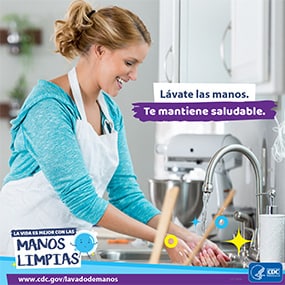 una mujer que se lava las manos en una cocina y un recordatorio para que el lavado de manos sea un hábito saludable.