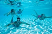 una familia nadando bajo el agua