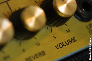Botões de volume e reverb de um amplificador com níveis marcados de 0 a 10