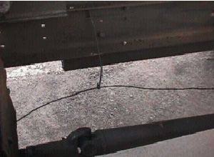 photo shows center section of the stretched and unprotected cable border=