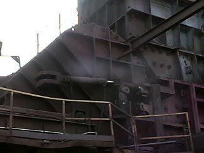 Exhibit #4. View of the hydraulic cylinder used to open and close the throw-out door.