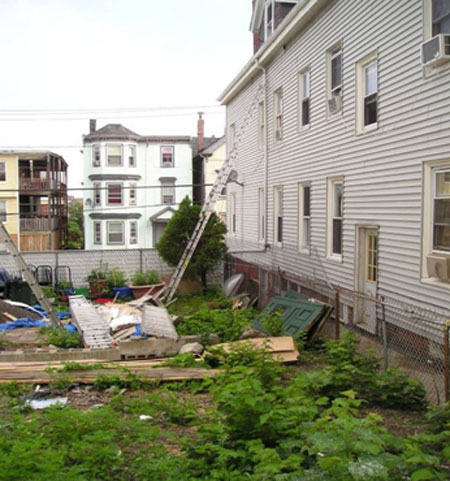Incident location with an extension ladder set up in a similar location as it was at the time of the incident.
