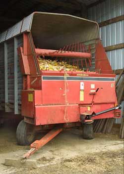 Photo 1 – Front view of silage wagon.
