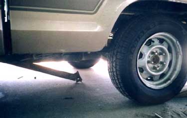 Photo 4 – View from driver’s side of the vehicle-in-tow showing the driveshaft disconnected from the differential.