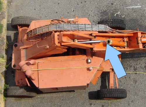 Photo 3. Top view of the collapsed aerial work platform with the rod completely separated from the upright level cylinder