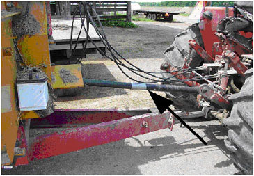 Power-take-off shaft engaging the feed mixer-grinder from the rear of the tractor.