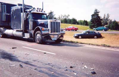 Photo 2. 2000 conventional cab tractor after collision