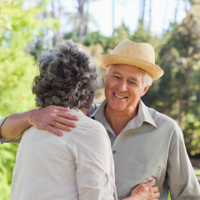 Una pareja de adultos abrazándose