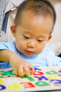 Un bebé jugando con fichas de letras
