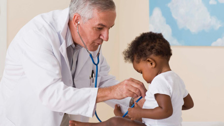 Doctor revisa el corazon de un bebé
