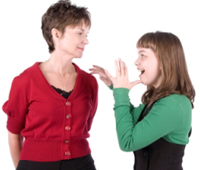 Niña hablando con lenguaje de señas con su mamá
