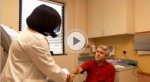 video de un profesional de salud con un paciente