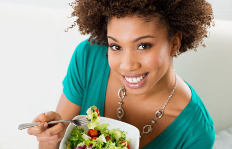 Mujer comiendo una ensalada