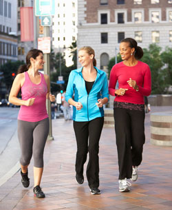 Tres mujeres haciendo ejercicio