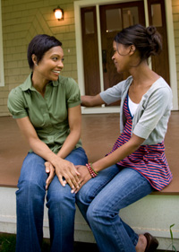 Dos mujeres sentadas hablando