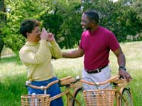 una pareja en bicicleta