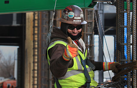 Trabajador de la construcción en escalera