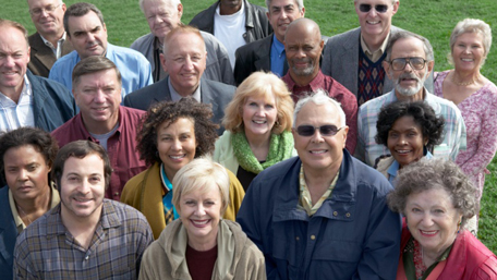 Grupo grande de gente diversa