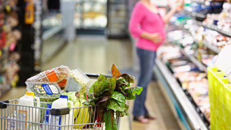 Una mujer embarazada comprando comida