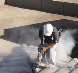 Gran nube de polvo producida por un trabajador mientras efectúa operaciones de corte